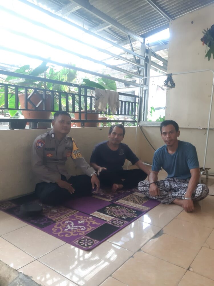 Bhabinkamtibmas Wilayah Hukum Polsek Tamansari Polres Bogor Giat Silahturahmi Beri Pesan Ajak Jaga Kondusifitas Cegah Gangguan Kamtibmas
