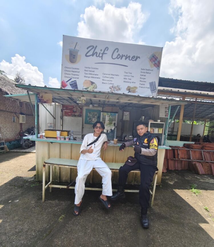 Bhabinkamtibmas Wilayah Hukum Polsek Ciampea Polres Bogor Giat Cooling Sistem Sambang Tokoh Pemuda Dialog Ajak Jaga Kondusifitas Cegah Gangguan Kamtibmas