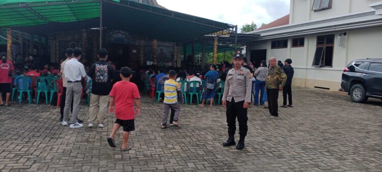 Ibadah Misa Minggu Palma di Paroki Santo Yusuf Desa karangan dijaga polisi. 