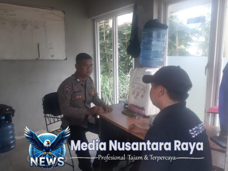 Bhabinkamtibmas Wilayah Hukum Polsek Tamansari Polres Bogor Desa Tamansari Giat Cooling Sistem Patroli Sambang Petugas Keamanan Sampaikan Pesan Ajak Jaga Kondusifitas Cegah Gangguan Kamtibmas