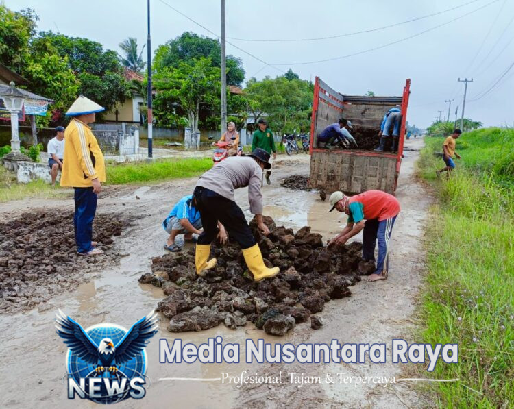 Wujud Sinergitas, Bhabinkamtibmas Polsek Seputih Raman Gotong Royong Bersama Warga Perbaiki Jalan Rusak
