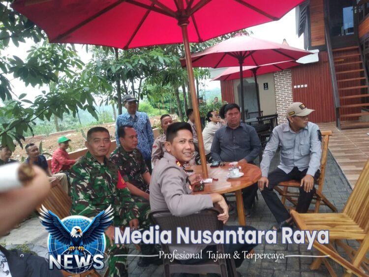 Kapolsek Tanjungsari Bersinergi Danramil Wilayah Hukum Tanjungsari Giat Cooling Sistem Monitoring Sampaikan Pesan Ajak Jaga Kondusifitas Cegah Gangguan Kamtibmas