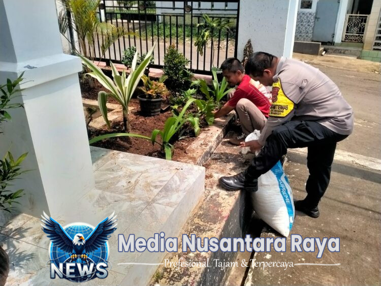 Bhabinkamtibmas Wilayah Hukum Polsek Dramaga Polres Bogor Goat Cooling Sistem Sambang Warga Desa Sukawening Ajak Jaga Kondusifitas Cegah Gangguan Kamtibmas