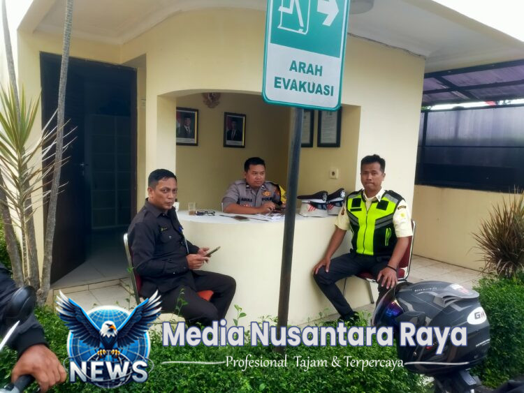 Bhabinkamtibmas Wilayah Hukum Polsek Megamendung Desa Cipayung Giat Cooling Sistem Sambang Security Berikan Himbauan Ajak Jaga Kondusifitas Cegah Gangguan Kamtibmas