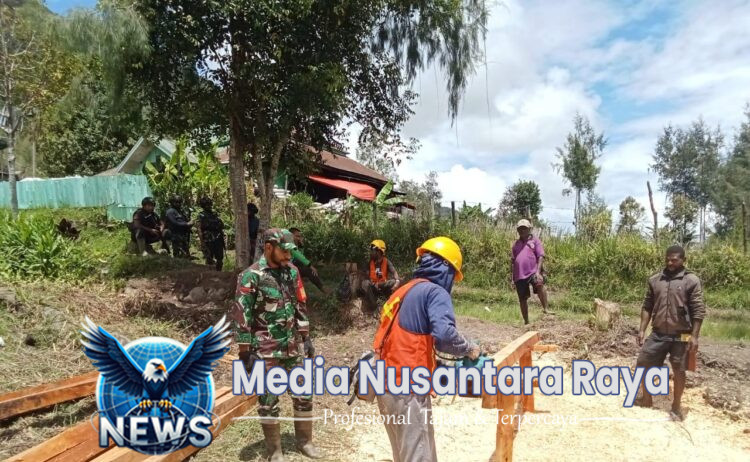 Wujudkan manunggal TNI-Rakyat, Babinsa Koramil 1705-05/Homeyo melaksanakan karya bakti bersama warga Kampung pogapa. 