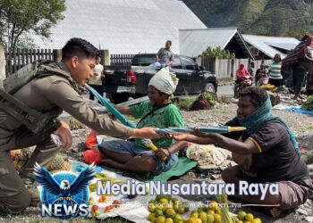 Senyum Mama-Mama Papua Saat Bripda Rafly Personel Ops Damai Cartenz-2025 Ulurkan Payung
