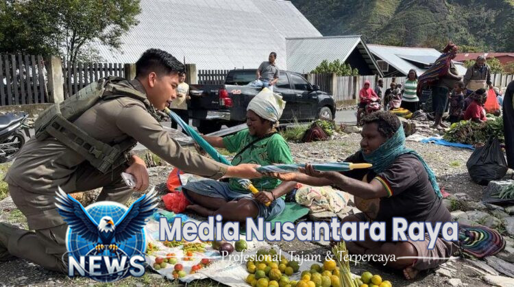 Senyum Mama-Mama Papua Saat Bripda Rafly Personel Ops Damai Cartenz-2025 Ulurkan Payung