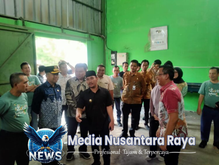 Bupati Bekasi Berkunjung Ketempat Pengolahan Daur Ulang Sampah di Desa Mekarmukti