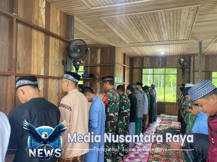 Pererat Silaturahmi, Satgas Yonarmed 11 Kostrad Sholat Jumat Bersama Warga di Perbatasan