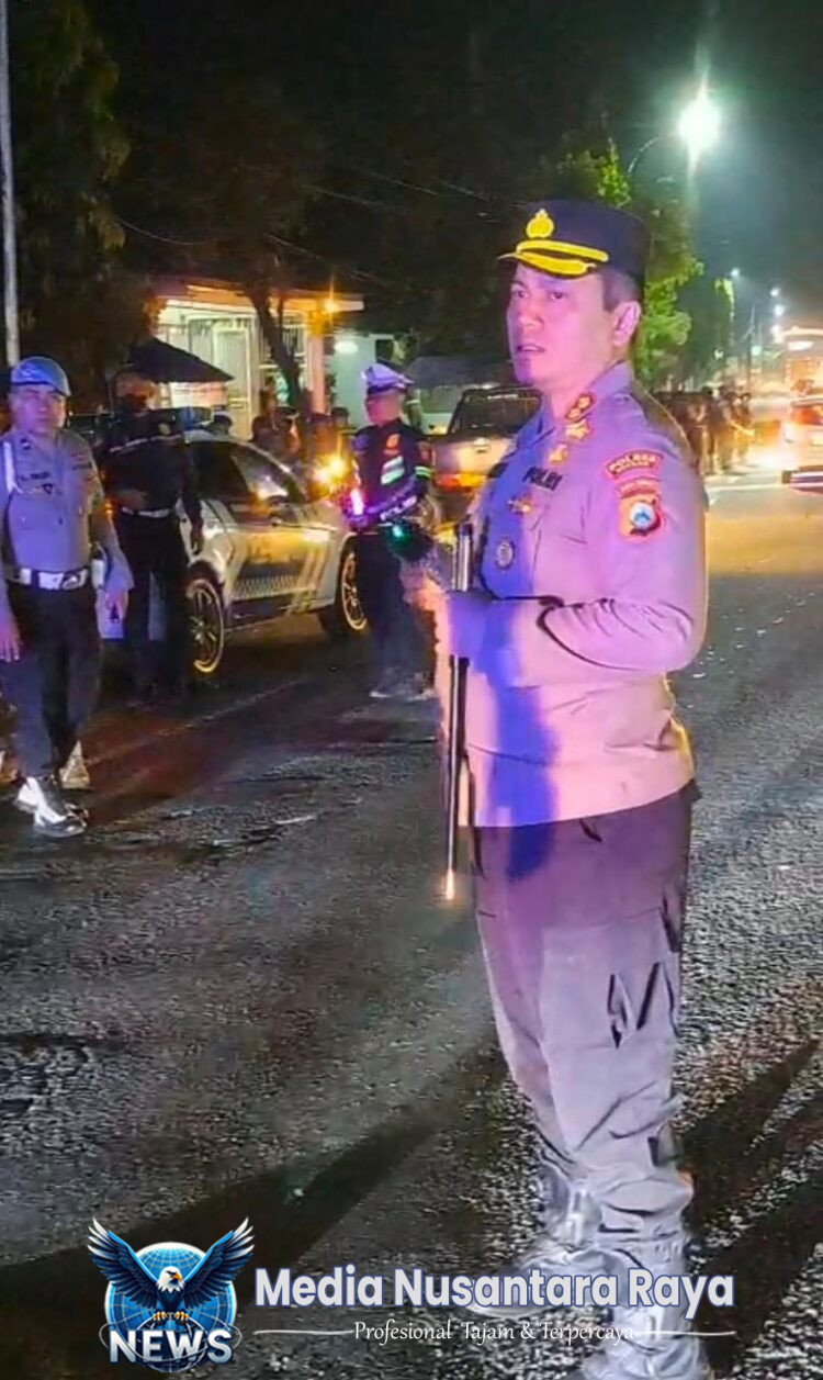 Kapolres Nganjuk Kawal Langsung Kepulangan Rombongan IKSPI di Perbatasan Wilangan 