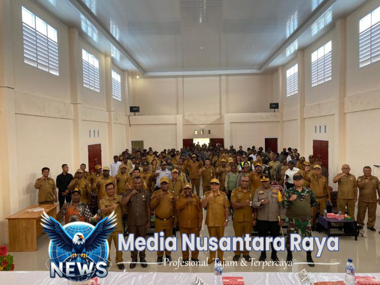 Babinsa koramil 1705-06/Mapia melaksanakan komsos dengan pedagang sembako. 