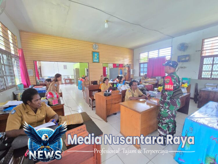 Babinsa koramil 1705-01/Nabire bagikan lembar kuisiuner tentang program makan bergizi di sekolah.