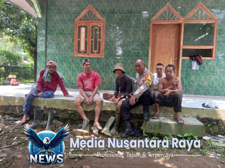 Bhabinkamtibmas Wilayah Hukum Polsek Dramaga Giat Cooling Sistem Sambang Warga Beri Himbauan Ajak Jaga Kondusifitas Cegah Gangguan Kamtibmas