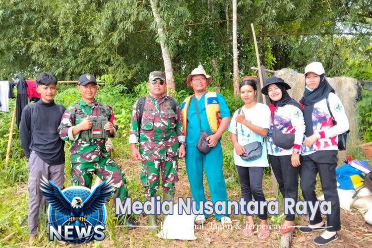 Tingkatkan Kesehatan Masyarakat TNI Bantu Petugas Gelar Posyandu 