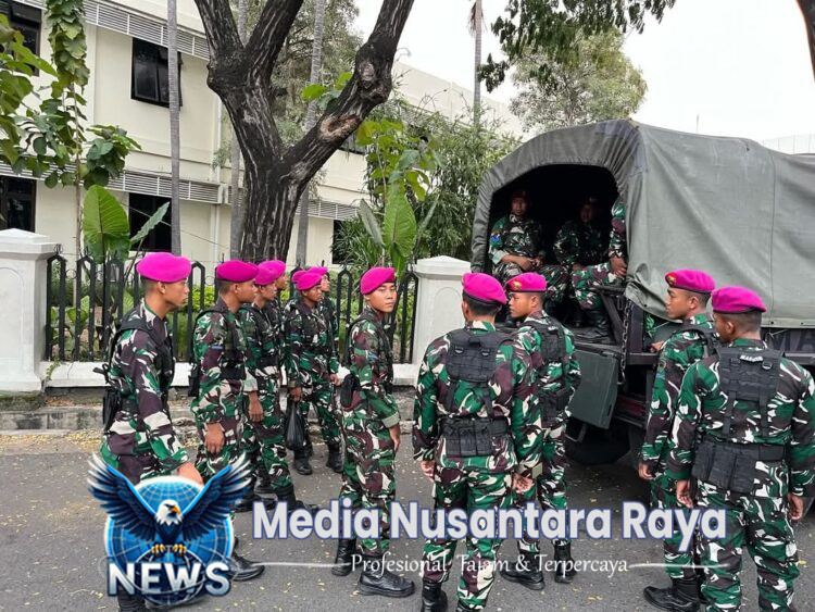 Prajurit Yonif 5 Marinir Laksanakan Pengamanan Hari Buruh (May Day ) Di Depan Kantor Gubernur Jawa Timur