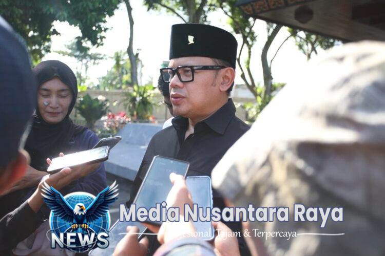 Sambangi Makam Bung Karno, Wamendagri Bima Ajak Pemda Jaga Nilai Luhur Daerah