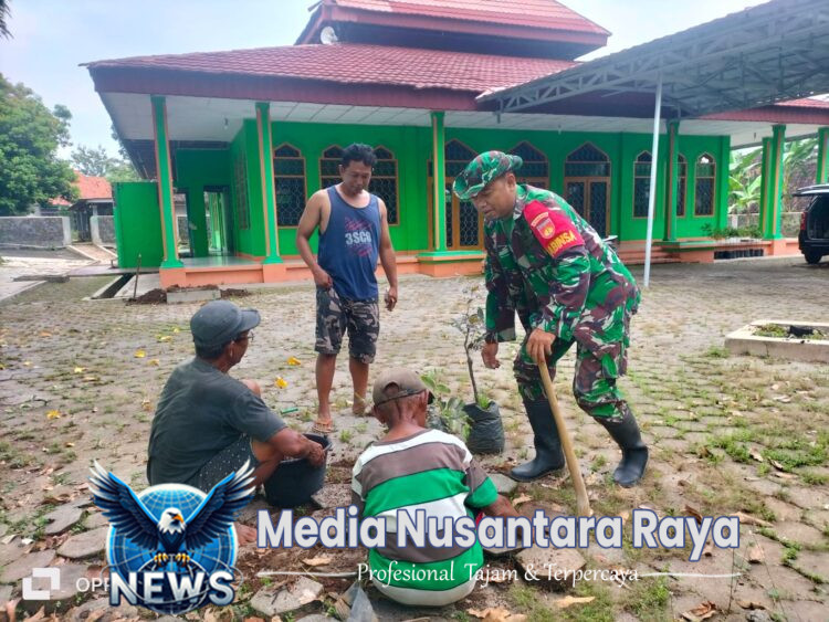 Babinsa Klego Jaga Lingkungan Masjid Tetap Asri