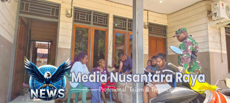 Babinsa koramil 1705-01/Nabire bagikan lembar kuisioner tentang program makan bergizi ke warga binaan. 