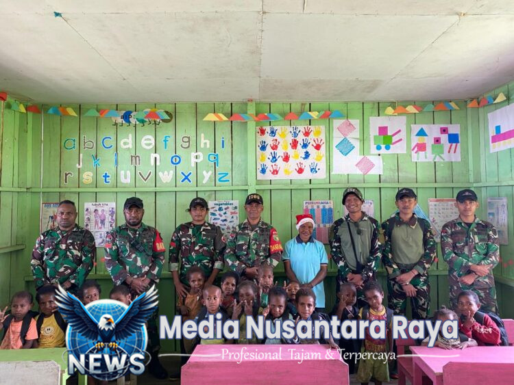 Babinsa koramil 1705-05/Homeyo dan anggota satgas YONIF 754/ENK melaksanakan berbagi kasih bingkisan sargal bantuan dari bapak KASAD kepada anak-anak TK kasih pogapa