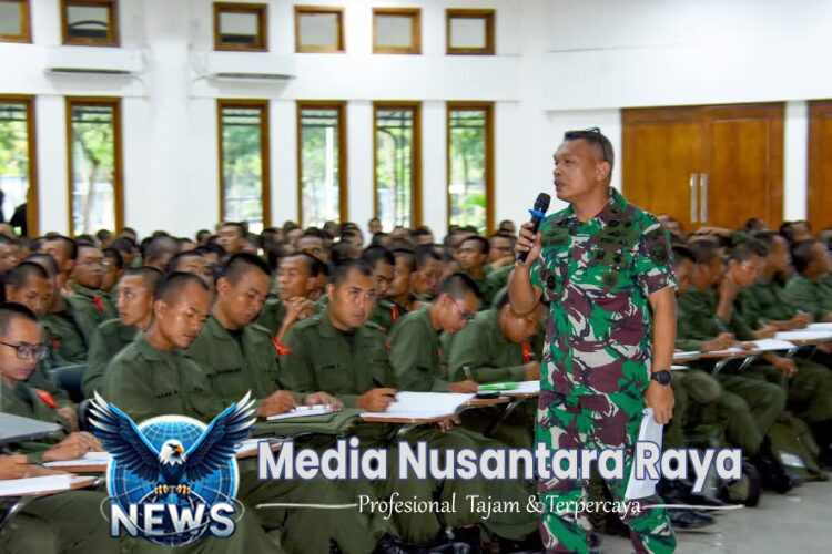 Komandan Brigif 2 Marinir Memberi Bekal Materi Disiplin Tempur Pada Peserta SPPI   