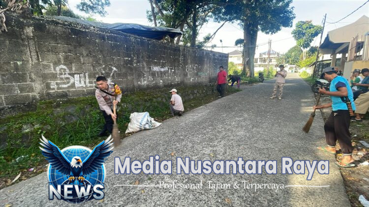 Bhabinkamtibmas Polsek CWI Polres Bogor gotong royong bersama warga Desa Banjarwangi membersihkan jalan lingkungan