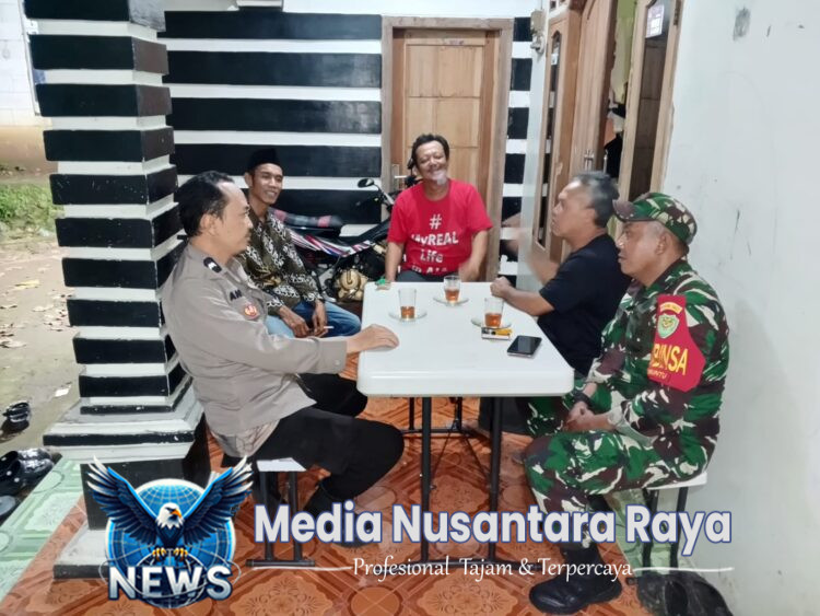 Bhabinkamtibmas Polsek Ciampea Polres Bogor Polda Jabar bersama Babinsa 2114 Koramil Ciampea,Melaksanakan Sambang Kepada Warga Untuk Sampaikan Pesan Kamtibmas