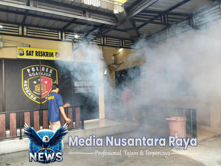 Polres Nganjuk Fogging Disinfektan dan DBD, Wujudkan Lingkungan Kerja yang Sehat