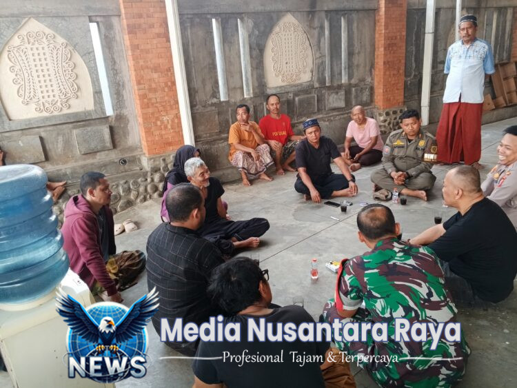 Bhabinkamtibmas Polsek Parung bersinergi dengan TNI menjalin kedekatan Dengan masyarakat Desa binaan