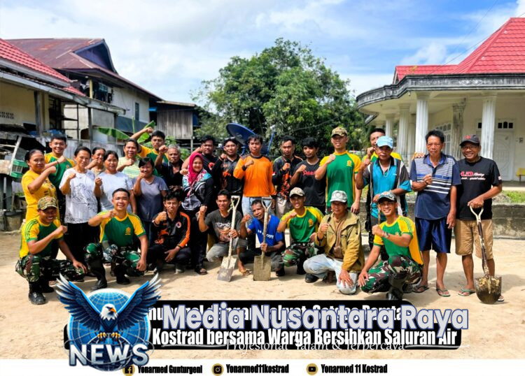 TNI Manunggal dengan Rakyat, Satgas Pamtas Yonarmed 11 Kostrad bersama Warga Bersihkan Saluran Air