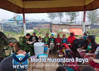 Hujan Tak Halangi Kebersamaan! TNI dan Warga Eronggobak Ibadah dan Makan Bersama