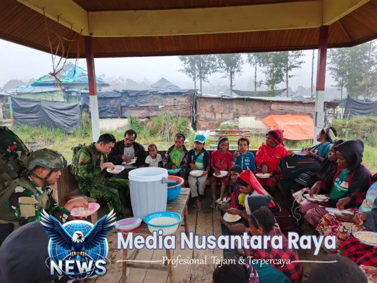 Hujan Tak Halangi Kebersamaan! TNI dan Warga Eronggobak Ibadah dan Makan Bersama