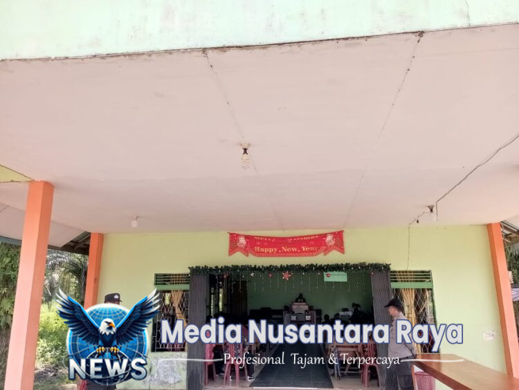 Samapta Polsek Menyuke Lakukan Pengamanan Ibadah Misa Pada Hari Minggu