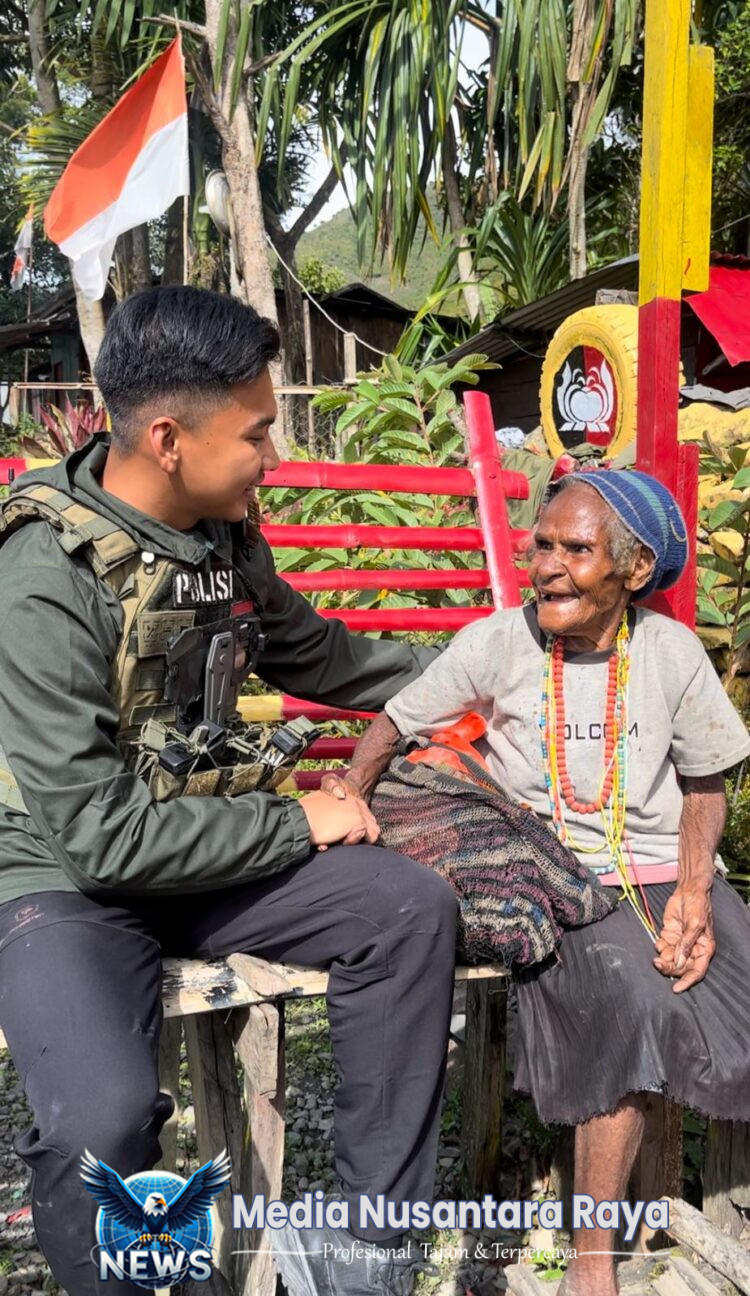 Momen Humanis Personel Satgas Humas Ops Damai Cartenz 2025 Bagikan Sembako di Kampung Kulirik