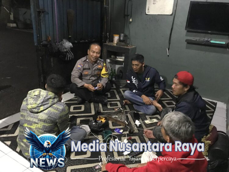 Bhabinkamtibmas Polsek CSR Polres Bogor Kontrol Poskamling dan Sampaikan Pesan Kamtibmas
