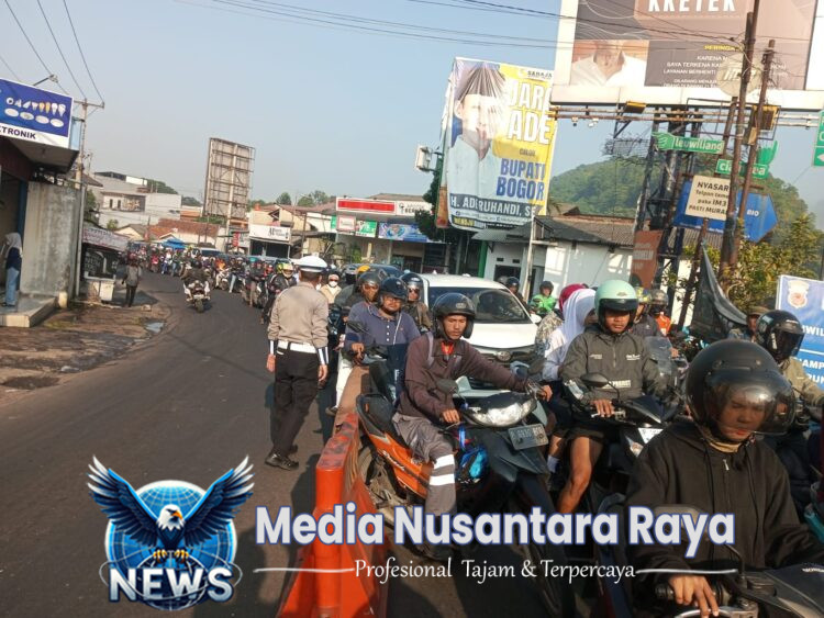 Anggota Polsek Ciampea Polres Bogor Laksanakan Kegiatan Pengaturan lalu lintas
