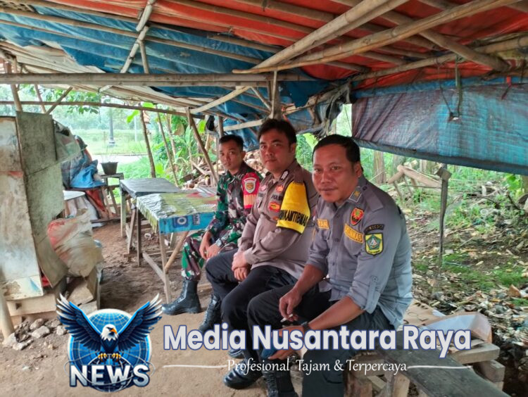 Bhabinkamtibmas Polsek Parung bersinergi dengan TNI menjalin kedekatan Dengan masyarakat Desa binaan