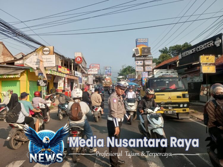 Anggota Polsek Ciampea Polres Bogor Laksanakan Kegiatan Pengaturan lalu lintas