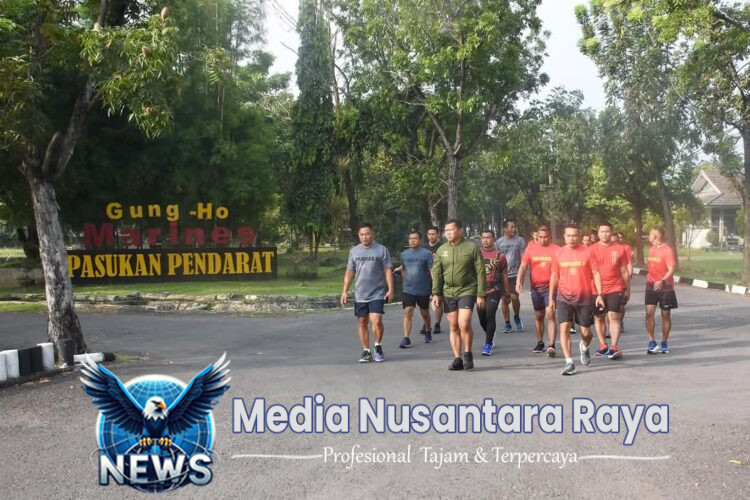 Komandan Brigif 2 Marinir Dampingi Komandan Pasmar 2 Olahraga Tenis Lapangan