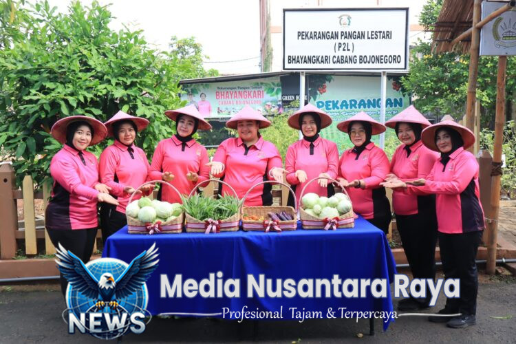 Bhayangkari Cabang Bojonegoro Panen Sayuran, Dukung Ketahanan Pangan