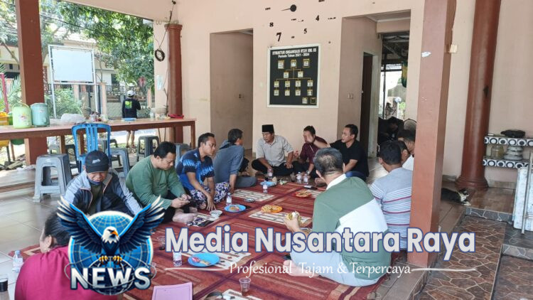 Rapat Musyawarah penanggulangan sampah Dan saluran Air Warga Desa cibuntu. 
