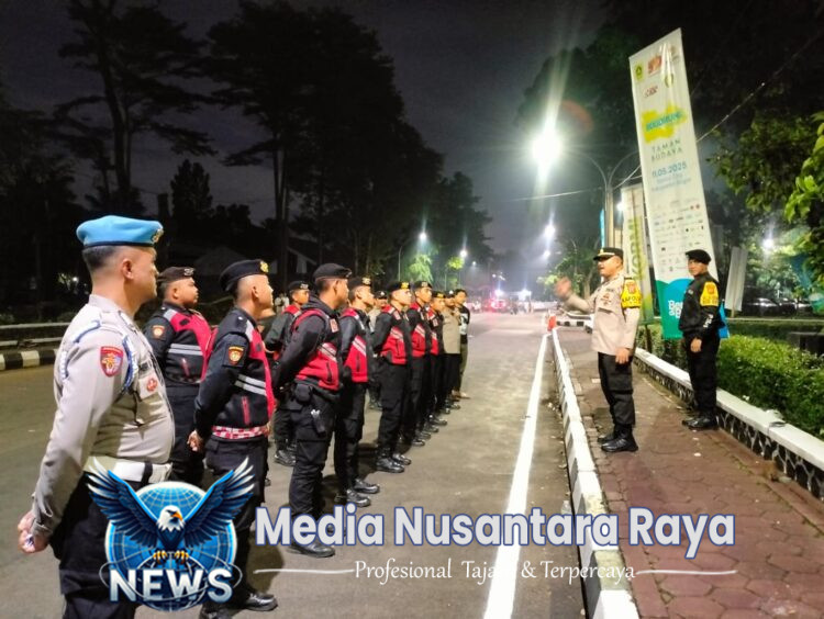 Polsek Cibinong Amankan Pemberangkatan Jemaah Haji, Berikan Rasa Aman Kepada Para Calon Jemaah