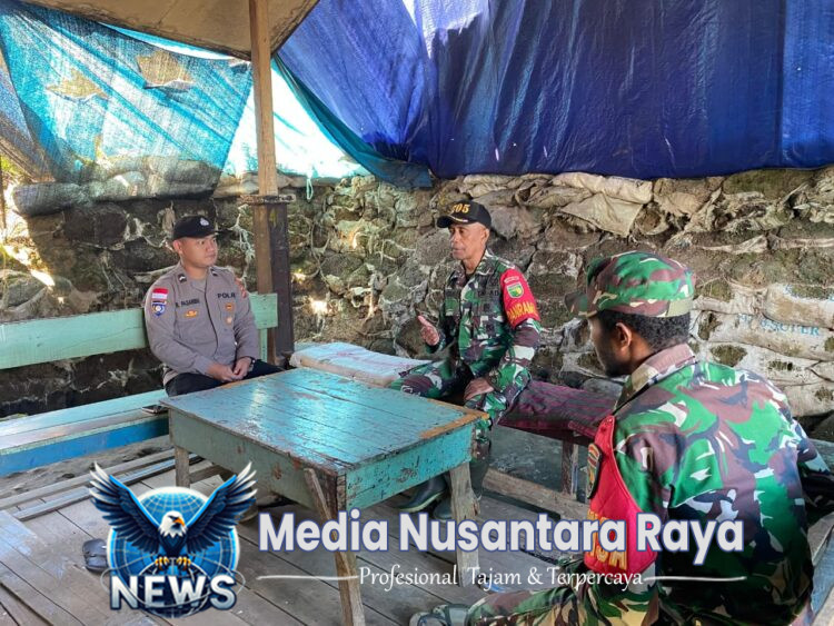 Babinsa koramil 1705-01/Nabire gotong-royong membantu warga membangun saluran irigasi.