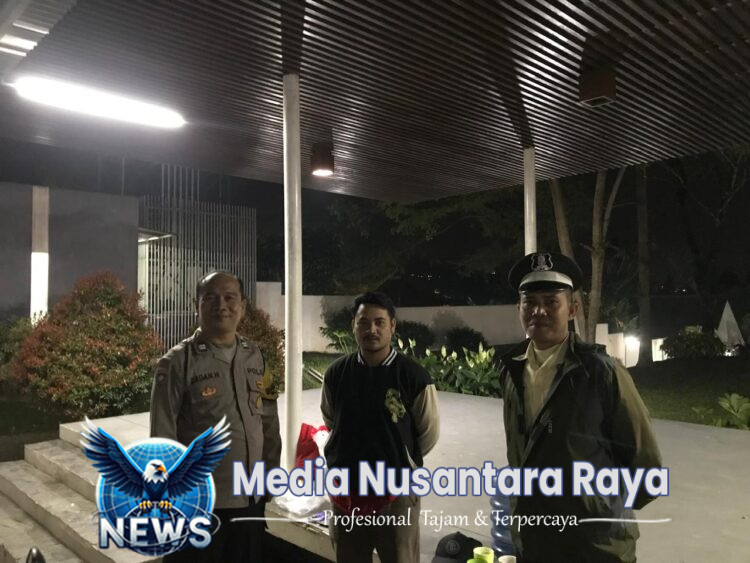 Bhabinkamtibmas Polsek Cisarua Polres Bogor Kontrol Poskamling di Wilayah Binaannya Beri Himbauan Kamtibmas
