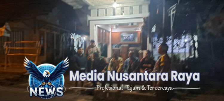 Sinergitas TNI- POLRI melalui Bhabinkamtibmas Dan Bhabinsa Polsek Ciampea Polres Bogor Kontrol Petugas Ronda Malam, Sampaikan Pesan Kamtibmas