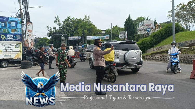Kapolsek Dramaga Bersinergi Bersama Danpos Koramil Dan Anggota Lantas Dramaga Giat Gatur Lalin Antispasi Kemacetan Hari Libur Bersama, Pastikan Wilayah Aman Kondusif Wujud Pelayanan Polri Untuk Masyarakat