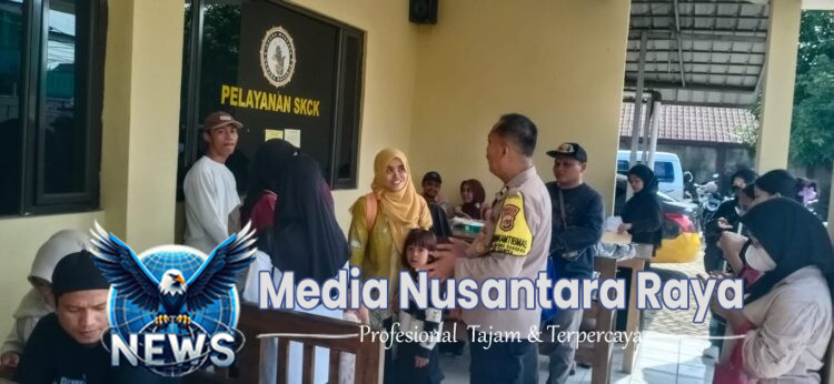 Bhabinkamtibmas Bojongrangkas Polsek Ciampea Berikan Himbauan Kamtibmas Kepada Warga Yang Sedang Membuat SKCK