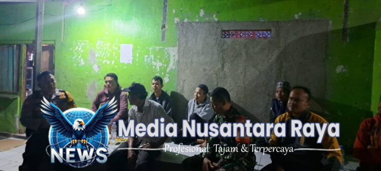 Bhabinkamtibmas Polsek Ciampea Polres Bogor Polda Jabar Bersama Babinsa 2114 Koramil Ciampea, Melaksanakan Kontrol Petugas Ronda Malam, Untuk Sampaikan Pesan Kamtibmas.