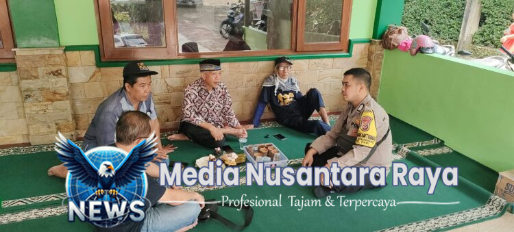 Bhabinkamtibmas Polsek CWI Polres Bogor giat sambang warga Desa Banjarwangi sampaikan pesan kamtibmas