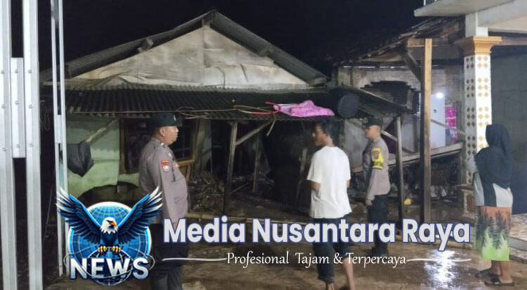 Polsek Pugung Identifikasi Banjir Bandang di Pekon Gunung Kasih Dan Bantu Warga Bersihkan Lumpur