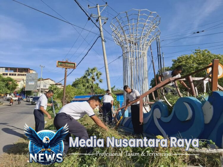 Peduli Lingkungan, Prajurit Yonmarhanlan VII Kupang Bersih Bersih Monumen Perahu Layar Namosain